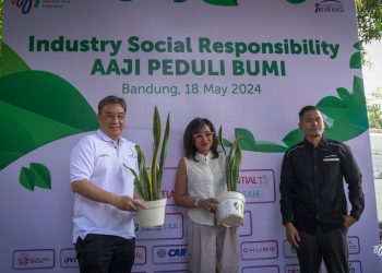 AAJI dan 20 Perusahaan Anggota Bagikan 1350 Lidah Mertua di Bandung