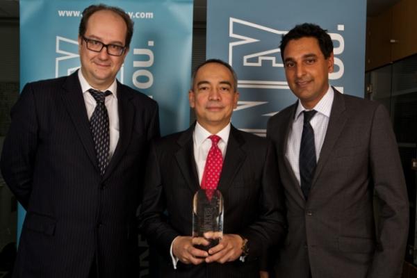 CEO CIMB Group, Nazir Razak Terima Penghargaa Euromoney