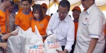 BRI Bagi Sembako Gratis ke Nelayan