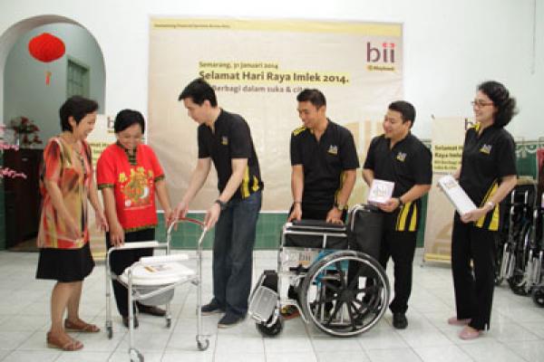 BII Berbagi dengan Penghuni Panti Wreda