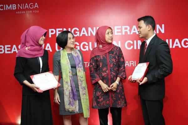 CIMB Niaga Serahkan Beasiswa Unggulan