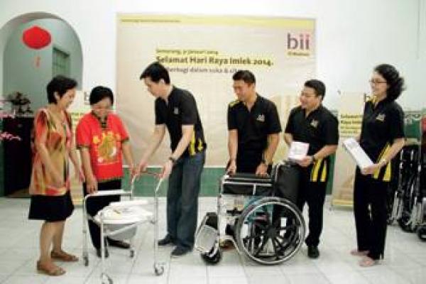 BII Bantu Penghuni Panti Wreda