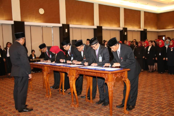 Perry Warjiyo Lantik 8 Pejabat Baru BI