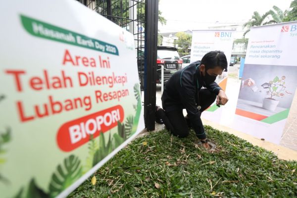 BNI Syariah Realisasikan 1.220 Lubang Resapan Biopori di Jaringan Outlet