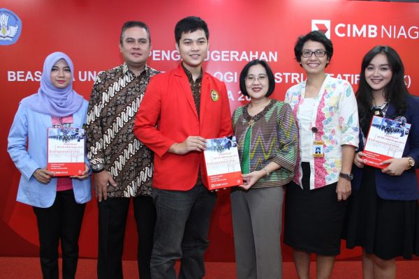 CIMB Niaga Serahkan Beasiswa BUTIK dan Rilis Beasiswa Unggulan Guru