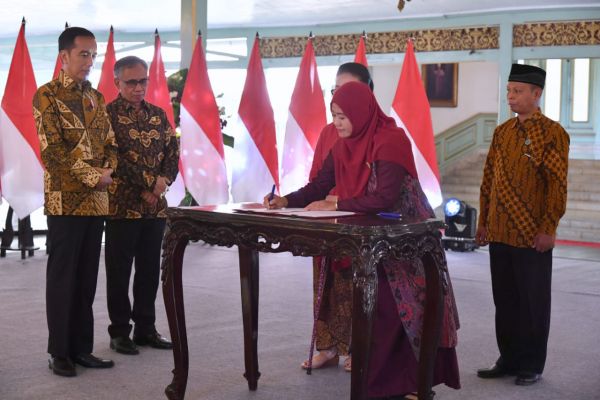 Bank Wakaf Mikro Salurkan Pembiayaan Nasabah Klaster Batik