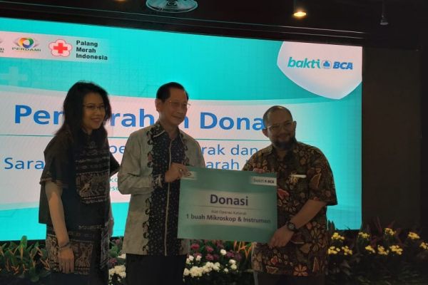 BCA Serahkan Bantuan Alat Operasi Katarak