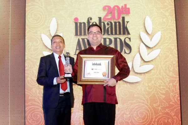 CIMB Niaga Raih Platinum Trophy 2015