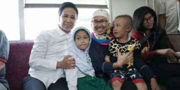 Menteri Rini Uji Coba LinkAja untuk Bayar KRL