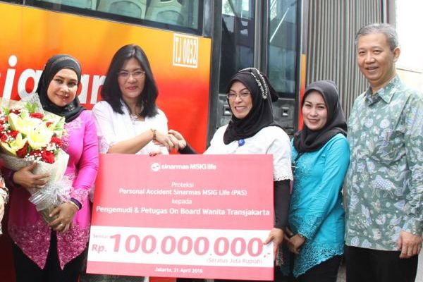 Sinarmas MSIG Life Proteksi 200 Pengemudi dan Petugas Wanita Transjakarta