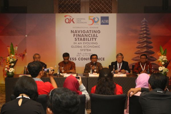 OJK Gelar Seminar Stabilitas Sistem Keuangan di Bali