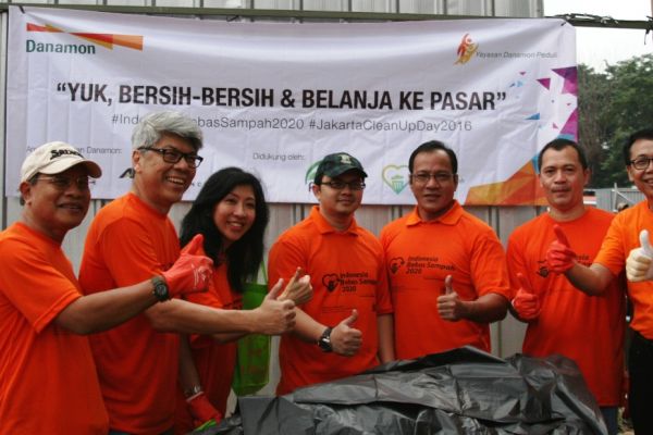 200 Karyawan Danamon – Adira Bersihkan Sampah Pasar Benhil & Gondangdia