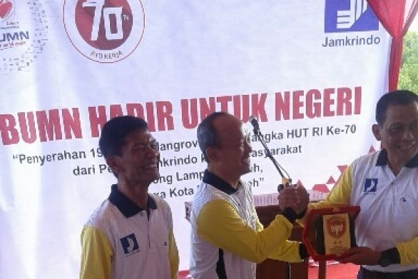 Jamkrindo Serahkan Bibit Mangrove di Banda Aceh
