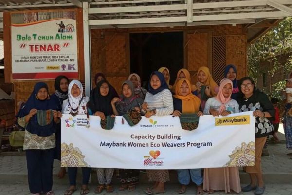 Maybank Adakan Program Training Pengembangan Produk Tenun