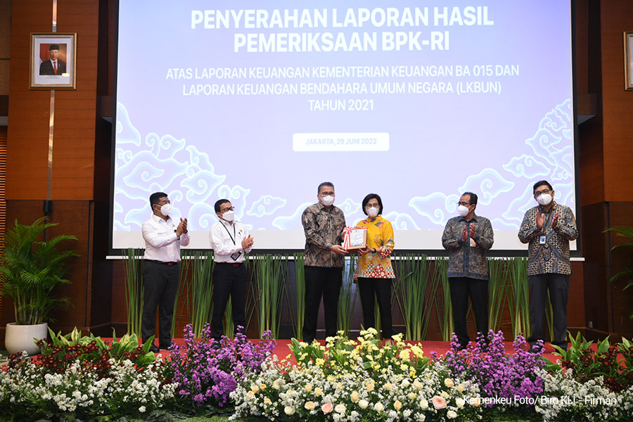Menkeu Menerima LHP atas LK BA015 dan BA BUN