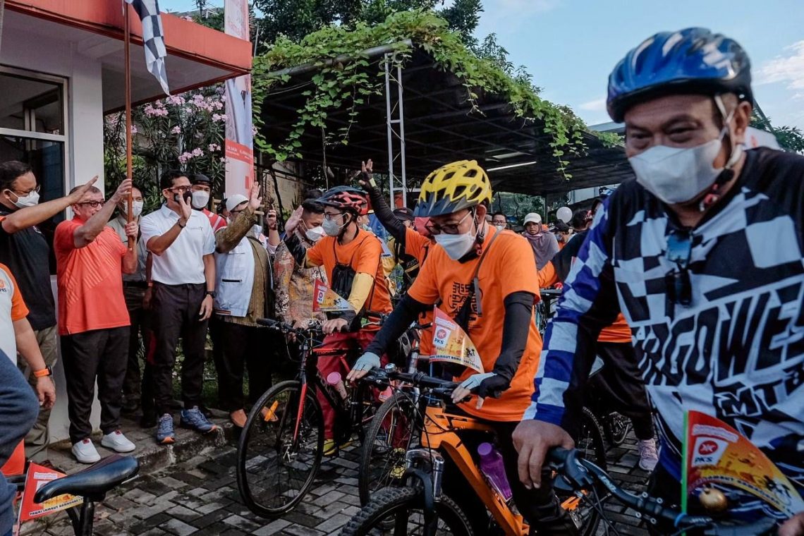 Menparekraf Lepas Rombongan Gowes Pawai Ramadhan
