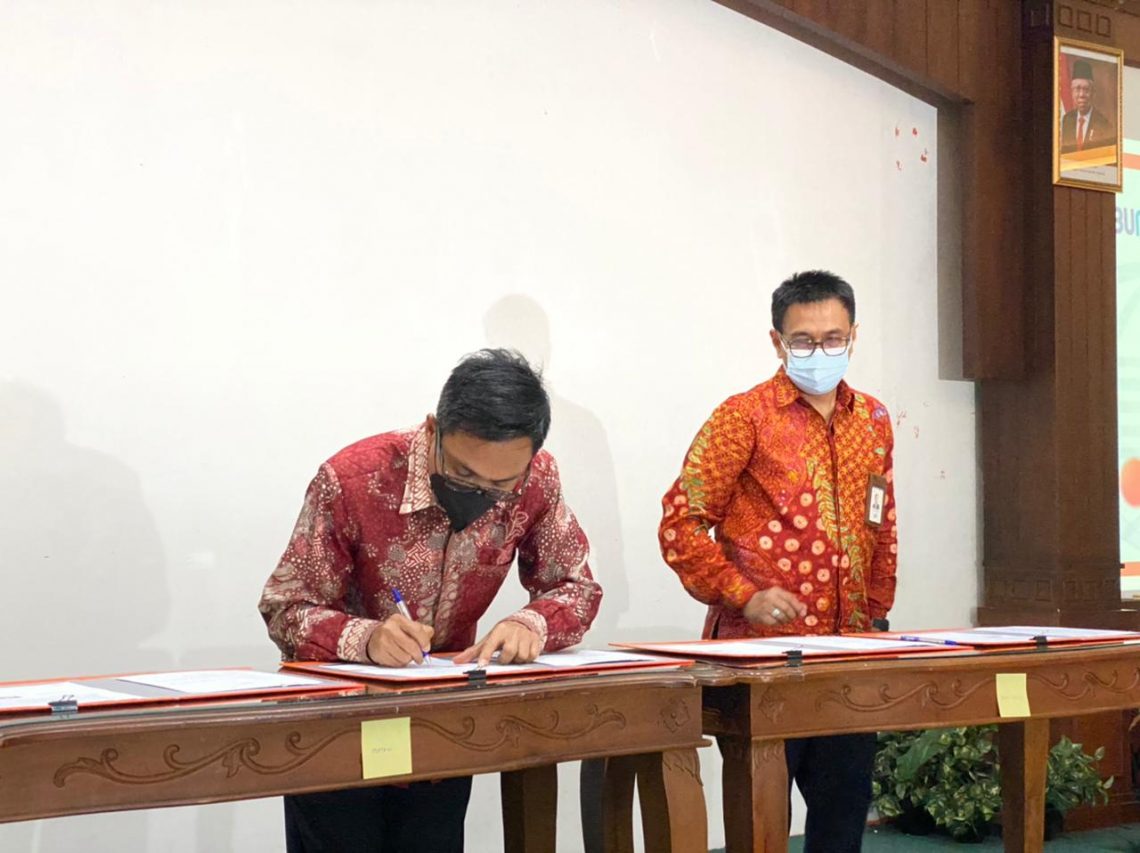 Bank Kalsel Tandatangani Kerja Sama dengan Pos Indonesia