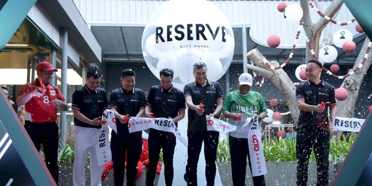 Rangkul Komunitas Olahraga Padel: CIMB Niaga Hadirkan RESERVE OCTO Arena di Kampus Unesa