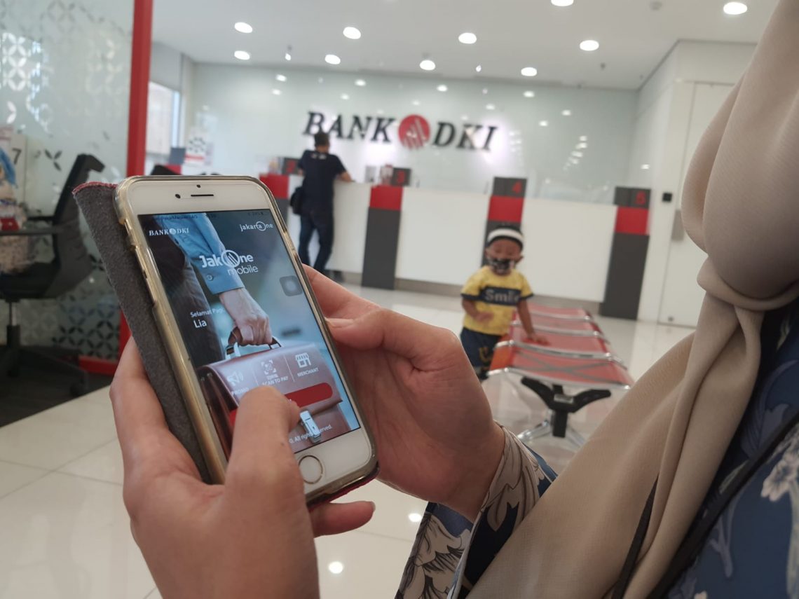 Bank DKI Himbau Penerima BST Gunakan JakOne Mobile