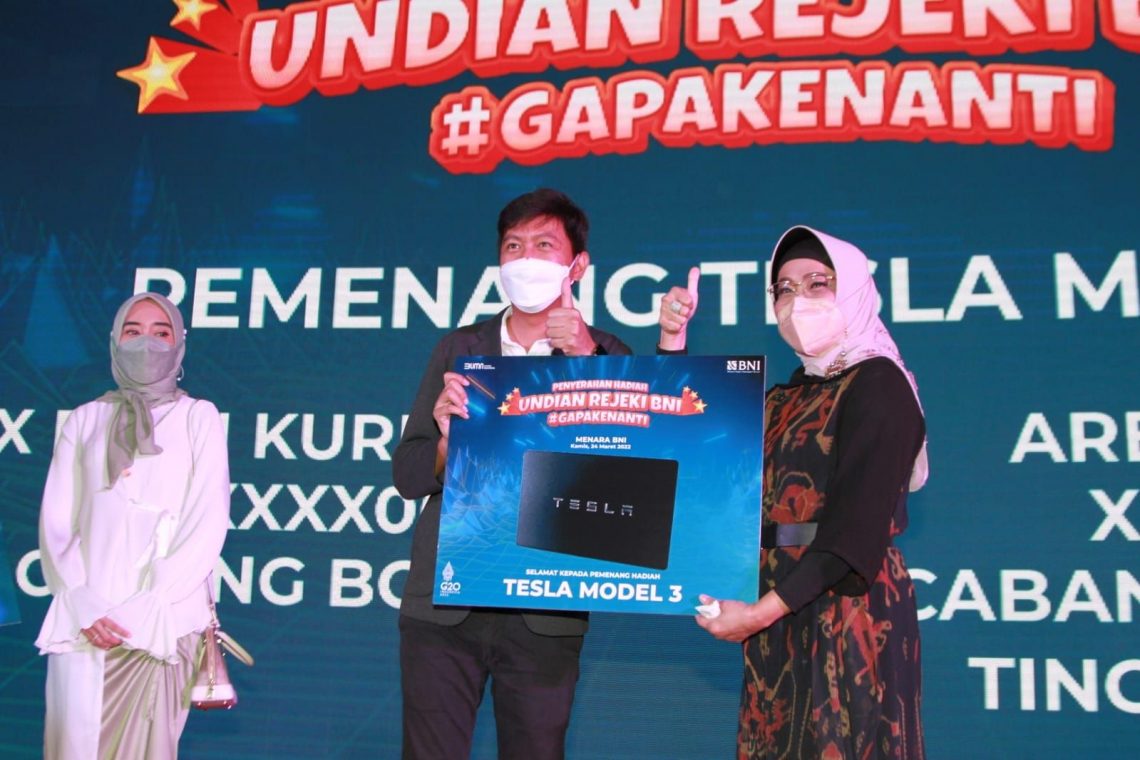 BNI Serahkan Hadiah Utama Mobil Listrik Mewah Tesla Kepada Pemenang Undian