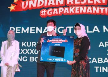 BNI Serahkan Hadiah Utama Mobil Listrik Mewah Tesla Kepada Pemenang Undian