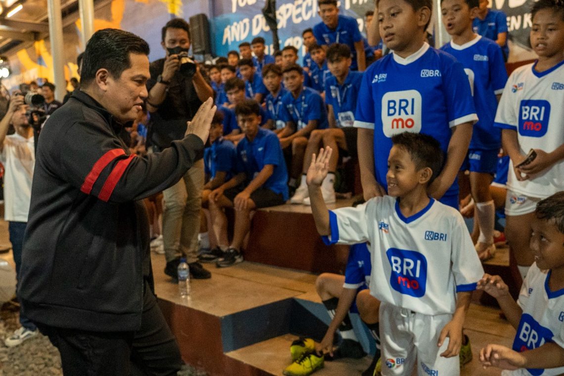 Di Ajang BRImo Future Garuda, BRI Serahkan Bantuan Pendidikan Bagi 50 Anak Sepak Bola Berbakat