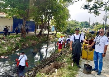 BRI KC Bekasi Juanda Bersih-bersih Kali Rawa Gabus hingga Menanam Pohon