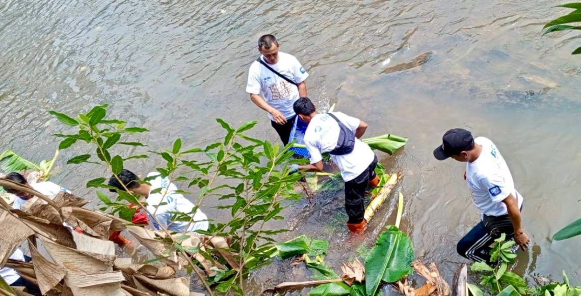 Rayakan HUT BRI ke-128, BRI Kanwil II Jakarta Bersih-bersih Kali Krukut