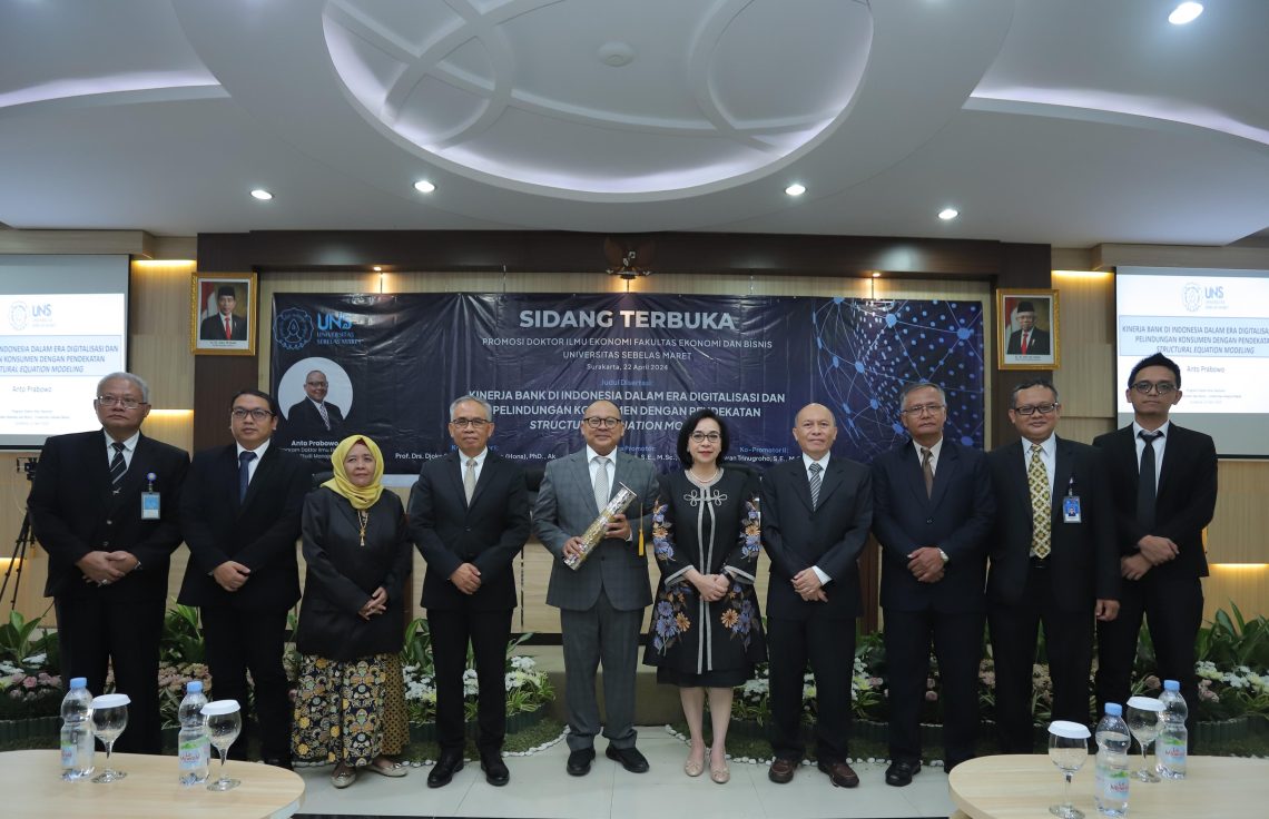 Penasihat Deputi Komisioner Senior OJK, Anto Prabowo Raih Gelar Doktor dari UNS