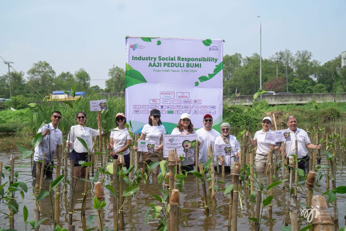 AAJI Tanam 2000 Bibit Mangrove dan Berikan Literasi Keuangan Pada Kelompok Nelayan