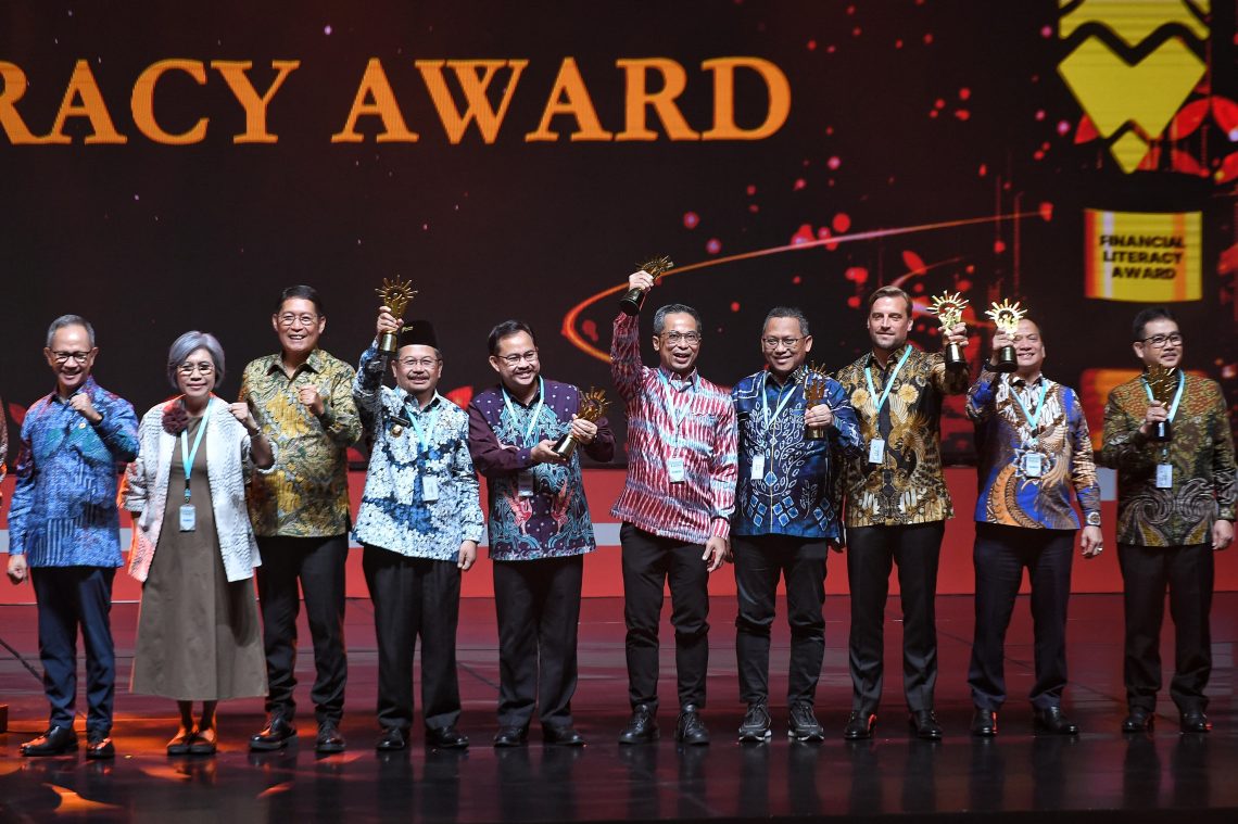 Aktif Lakukan Literasi dan Inklusi Keuangan, BNI Raih Penghargaan Bergengsi dari OJK