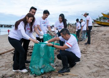 BRI Peduli Ajak Masyarakat Bersih-bersih Pantai untuk Lingkungan Berkelanjutan di Pantai Kedonganan Bali