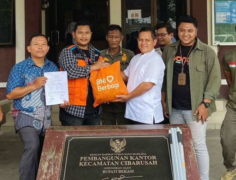 BNI Bagikan Sembako Hingga Alat Kebersihan untuk Korban Banjir Bekasi