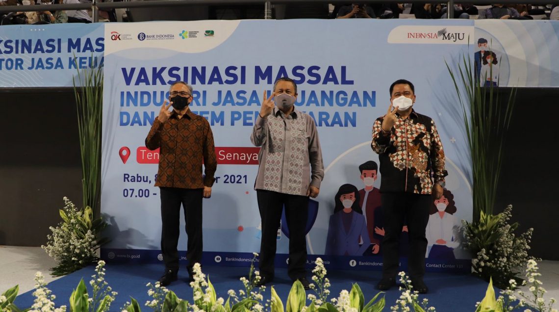 Gubernur BI dan Ketua DK OJK meninjau vaksinasi masal untuk IJK dan SP.