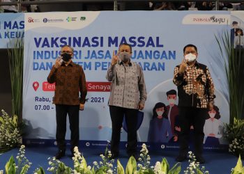Gubernur BI dan Ketua DK OJK meninjau vaksinasi masal untuk IJK dan SP.