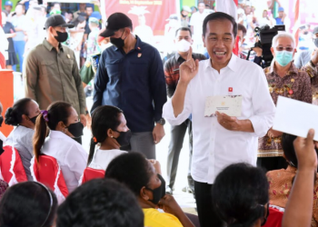 Presiden Jokowi Tinjau Penyerahan Bansos di Kepulauan Aru