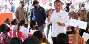 Presiden Jokowi Tinjau Penyerahan Bansos di Kepulauan Aru