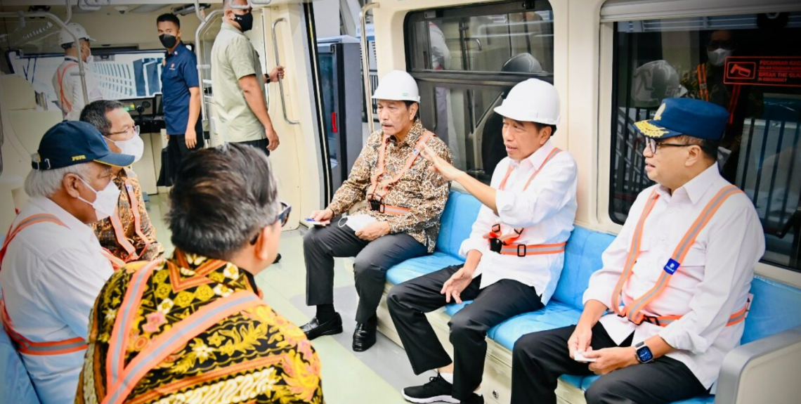 Presiden Joko Widodo Lakukan Uji Coba LRT Jabodebek