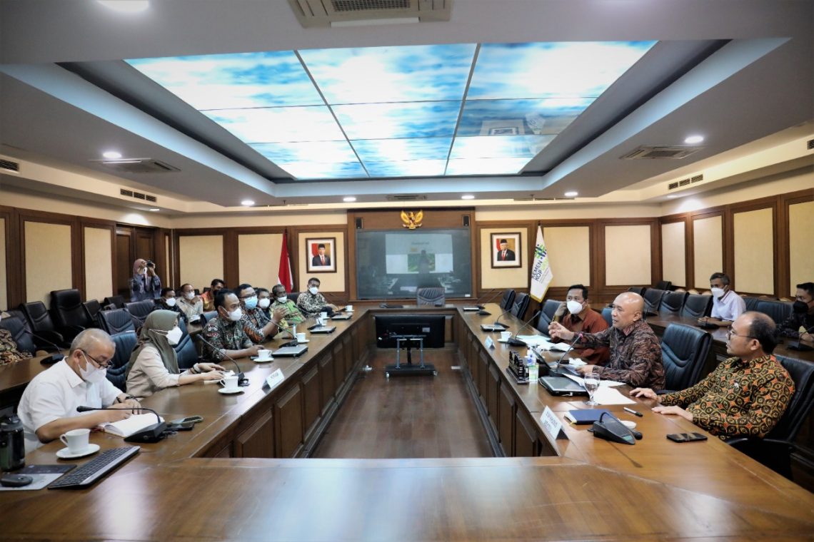 KemenKop Perkuat Koperasi Petani Sawit Bangun Pabrik Minyak Sawit Merah
