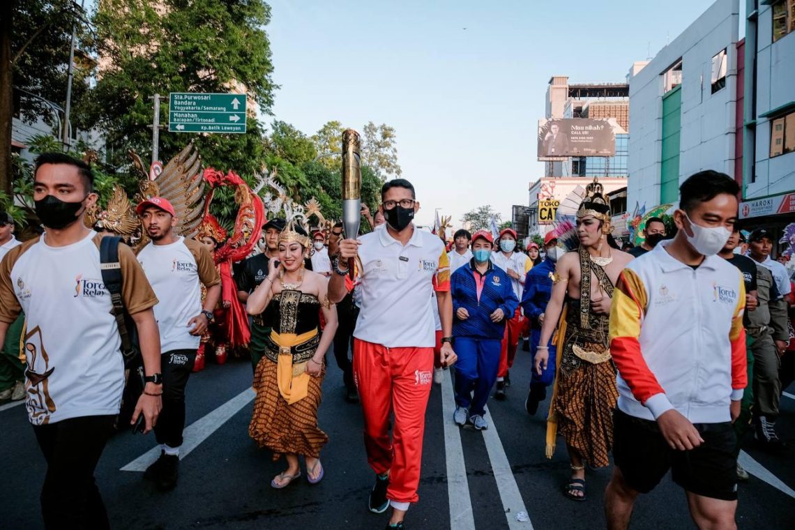 Menparekraf Ikuti Torch Relay ASEAN Para Games 2022 di Kota Solo