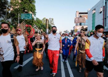Menparekraf Ikuti Torch Relay ASEAN Para Games 2022 di Kota Solo