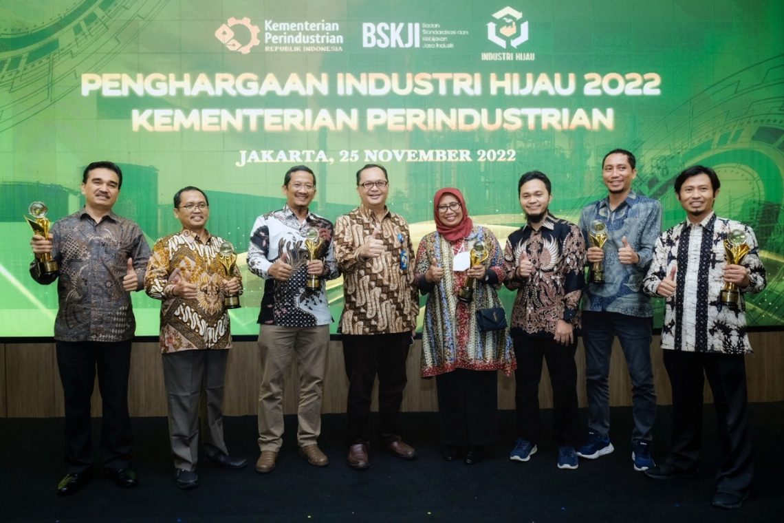 Delapan Pabrik SIG Terima Penghargaan Industri Hijau Terbaik 2022