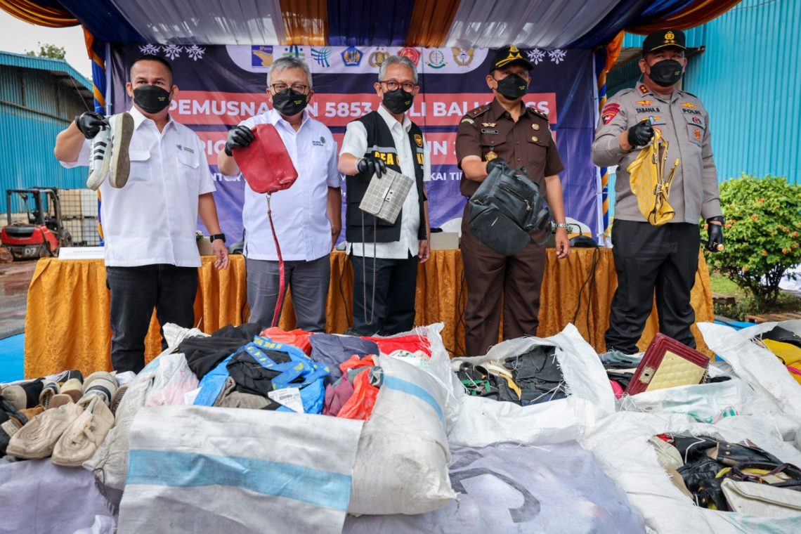 KemenKopUKM Musnahkan Ratusan Ton Pakaian Bekas di Batam