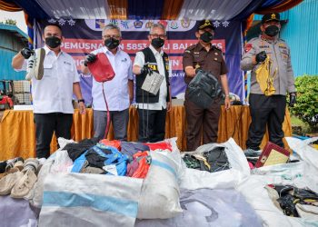KemenKopUKM Musnahkan Ratusan Ton Pakaian Bekas di Batam
