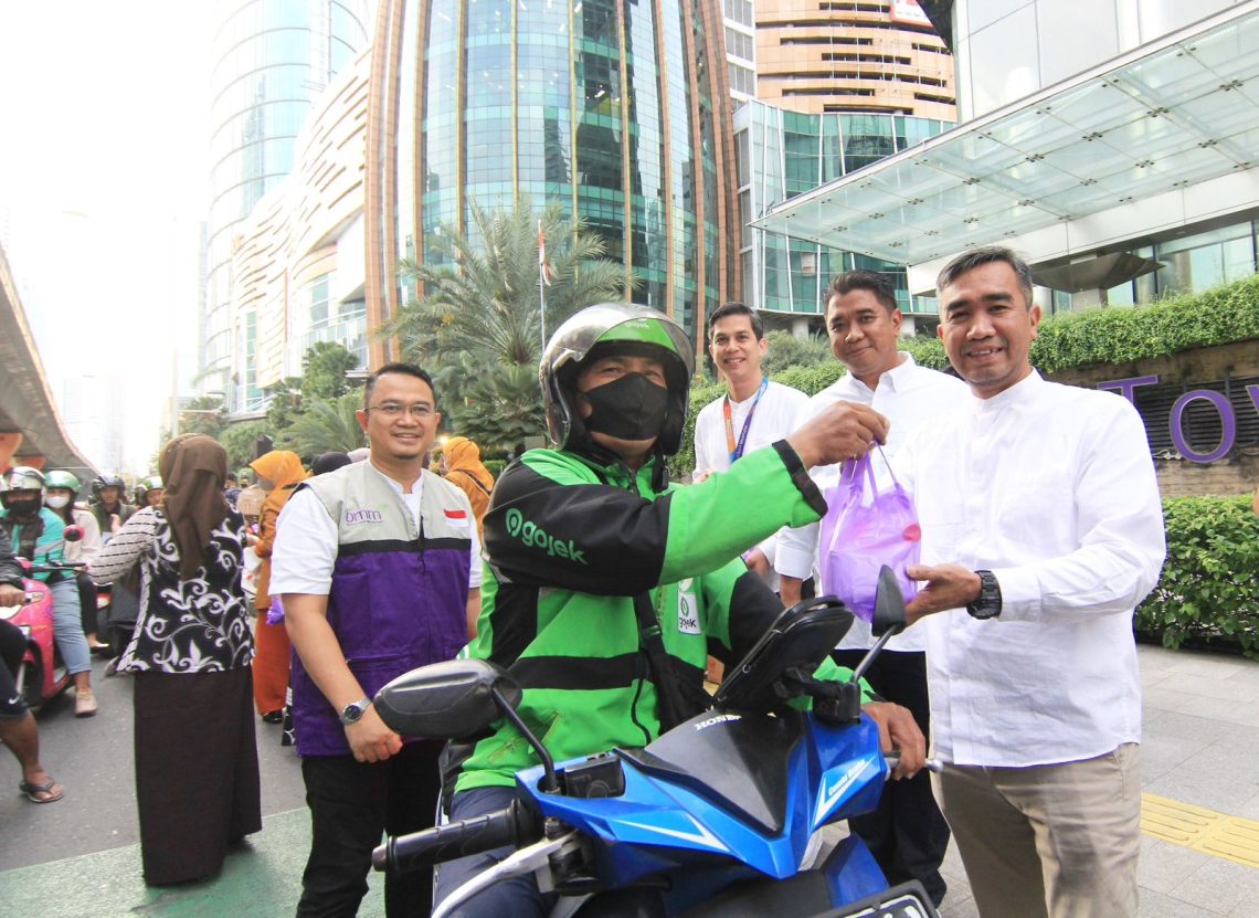 Bank Muamalat dan BMM Bagikan Takjil Gratis ke Masyarakat