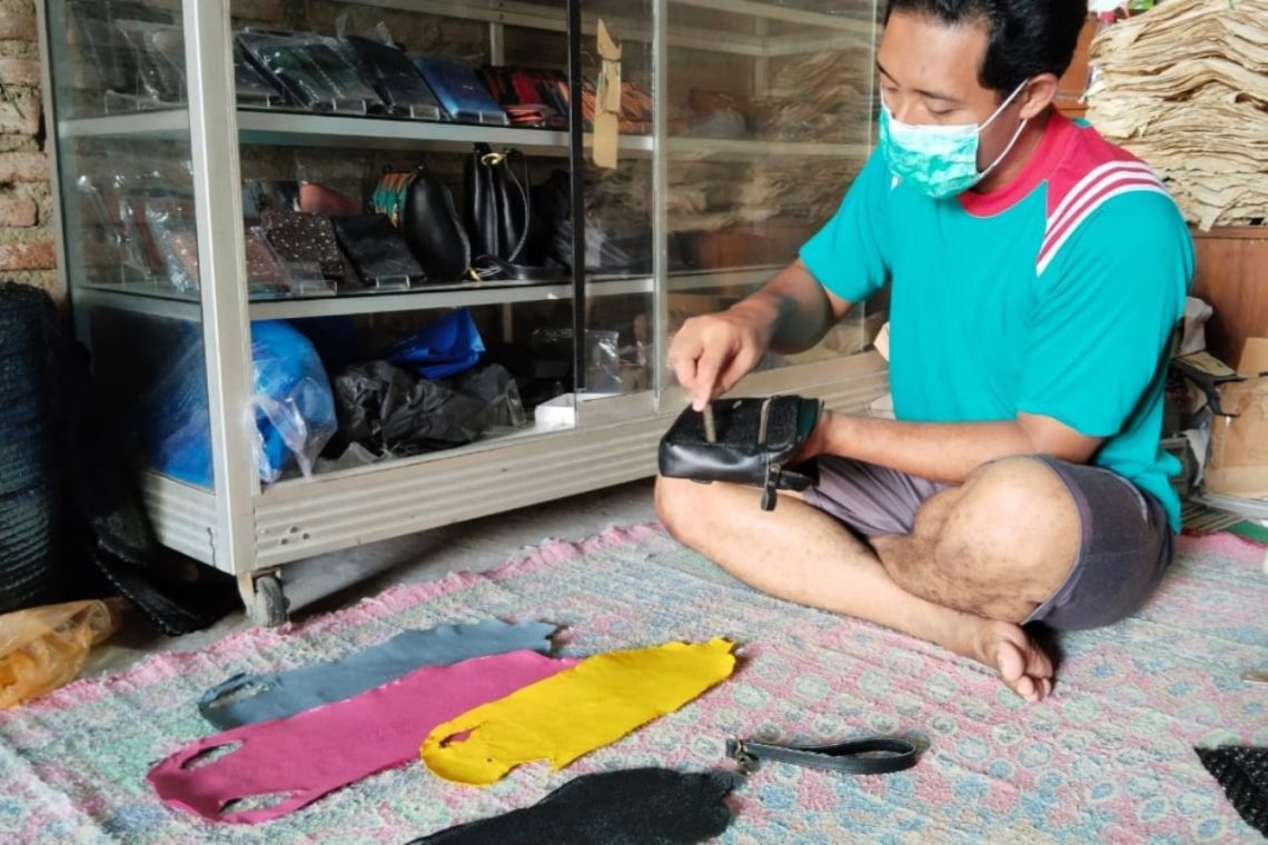 Didukung SIG, Pemilik Usaha Kerajinan “Arma Leather and Craft” Manfaatkan Kulit Ikan Pari