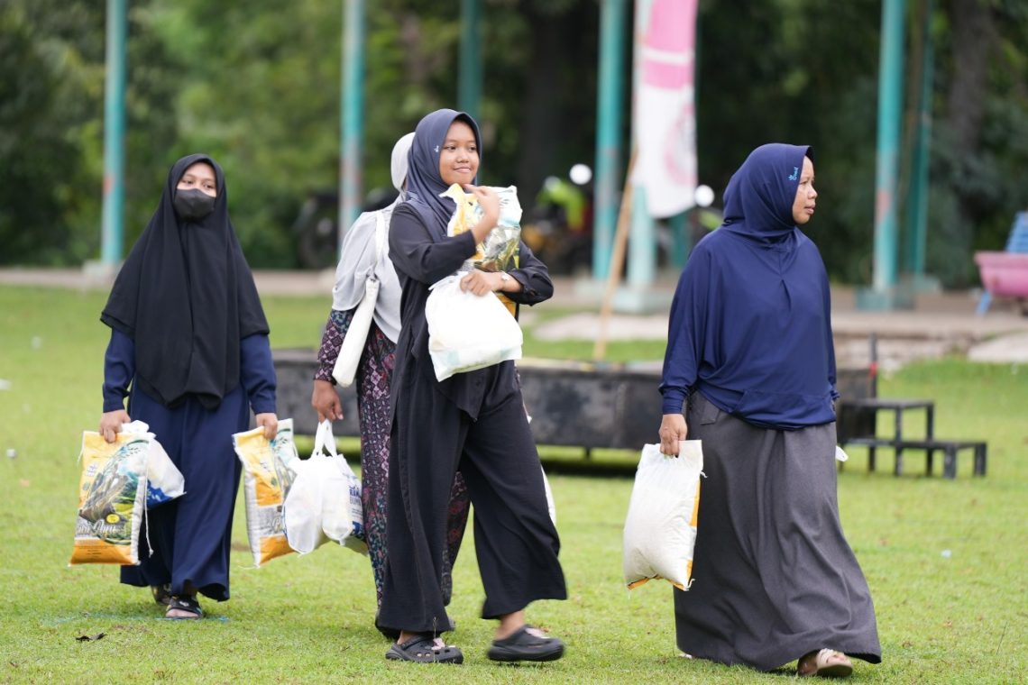 SIG Gelar Pasar Murah dan Salurkan 6.000 Paket Sembako di Area Operasi