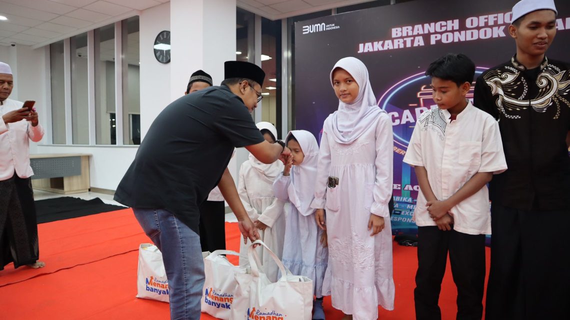 BRI Kanca Pondok Indah Salurkan Paket Sembako bagi Anak Yatim Binaan Masjid Jami Ar-Rahmah