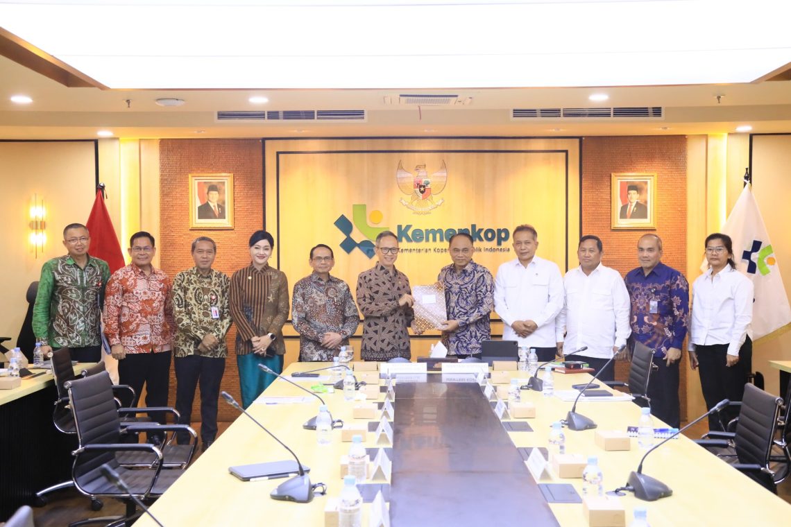 KemenKop Serahkan Daftar Koperasi Sektor Jasa Keuangan ke OJK