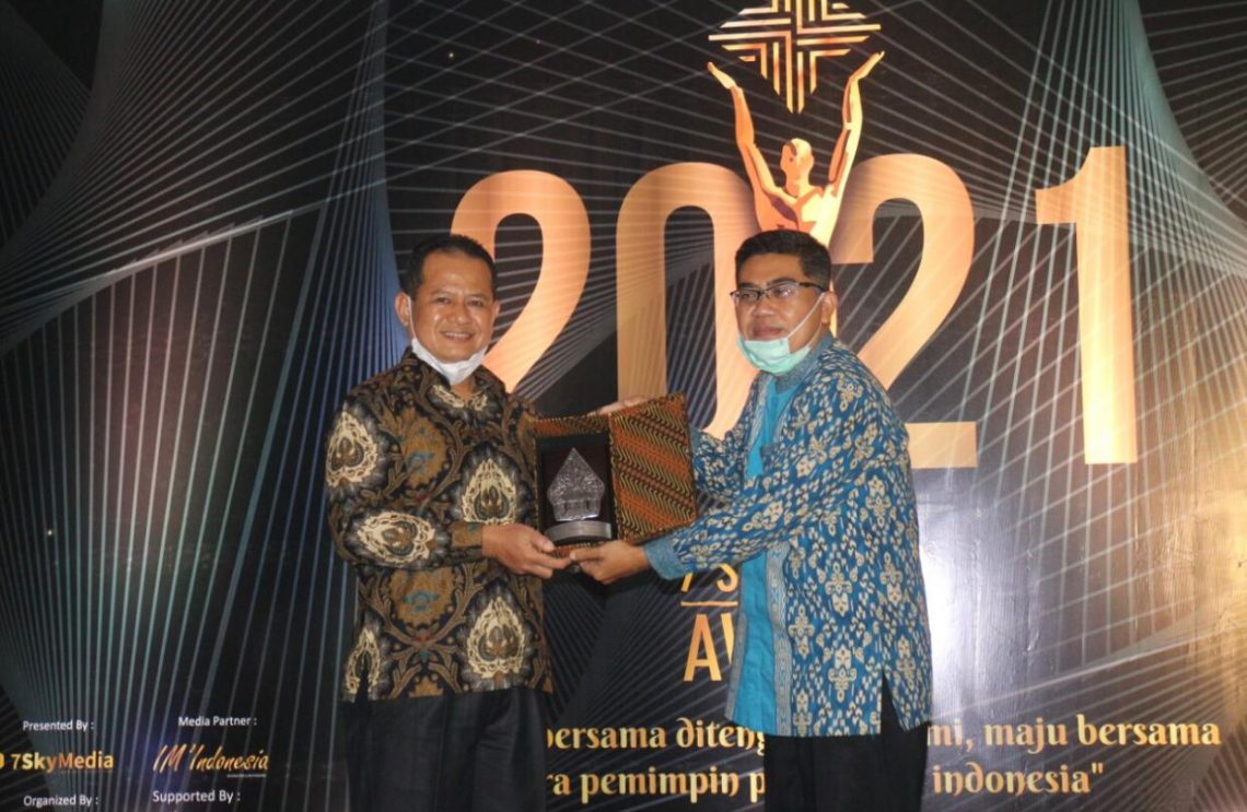 Bank Kalsel Raih Penghargaan The Fastest Growing Regional Owned Company in Regional Development Contribution